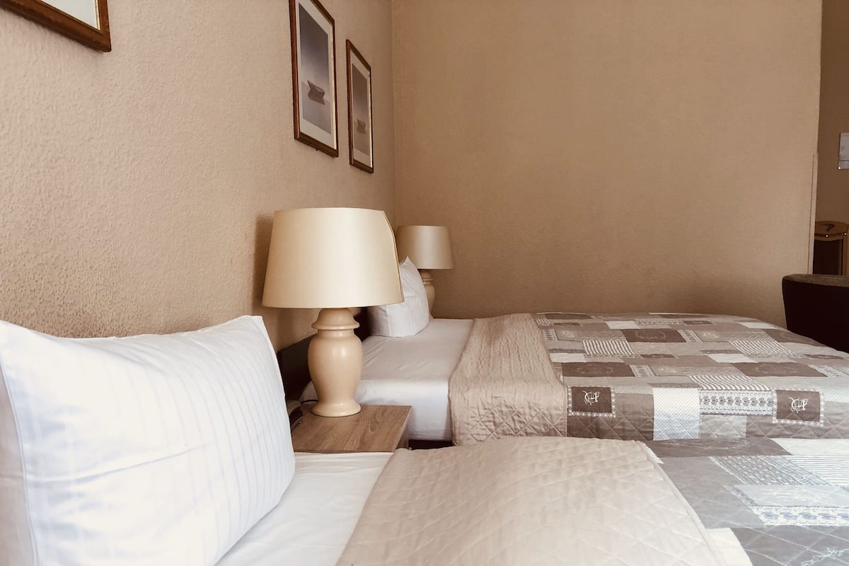 Tek Büyük Yataklı Oda | Anti alerjik yatak takımı, güneşlik/perde, ütü/ütü masası