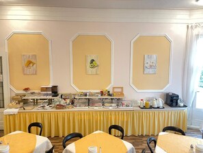 Tägliches Frühstücksbuffet gegen Gebühr