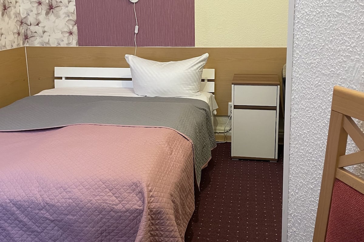 Single Room | Hypo-allergenic bedding, blackout curtains, iron/ironing board