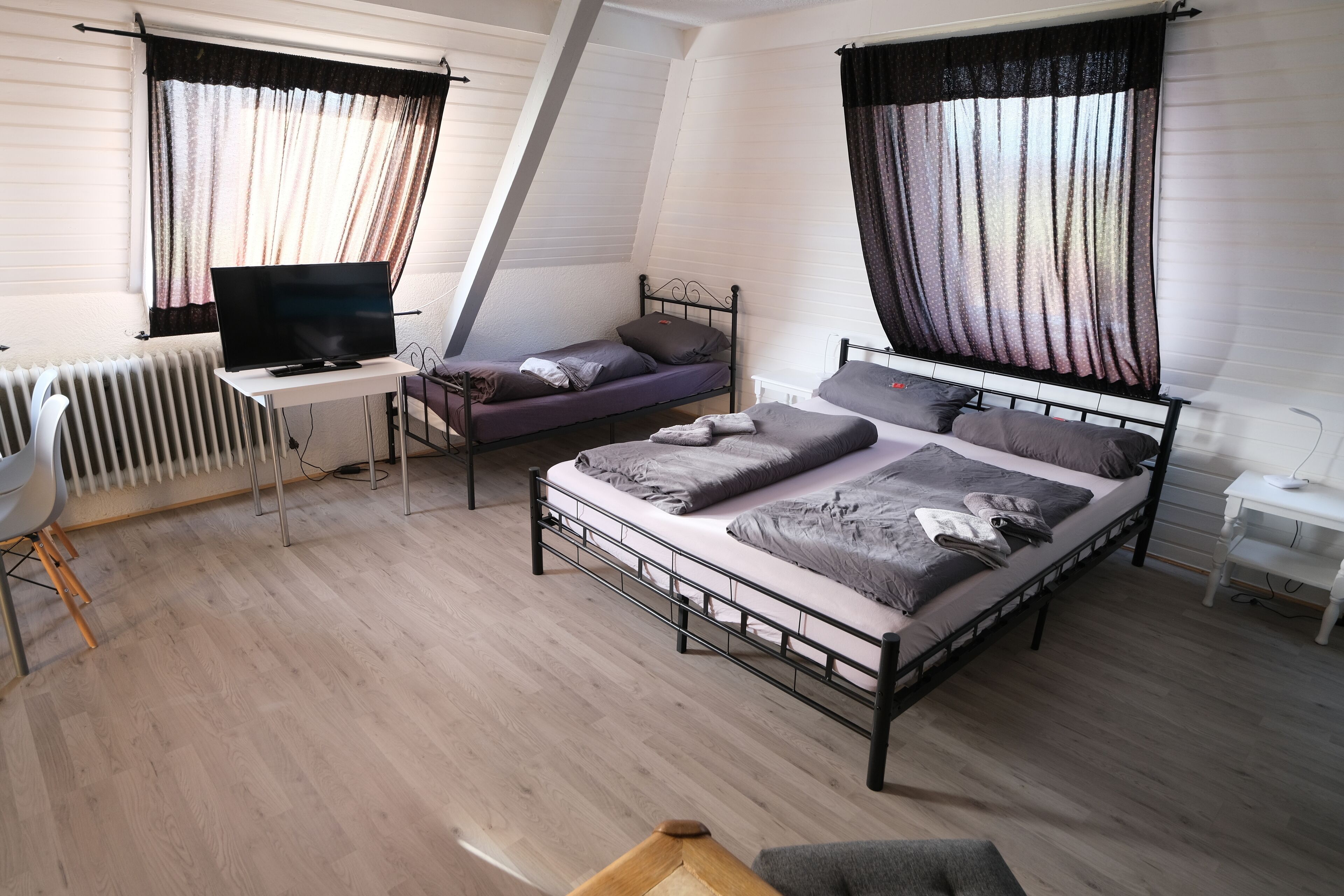 Basic-Vierbettzimmer | Badezimmer | Umweltfreundliche Kosmetikartikel, Haartrockner, Handtücher