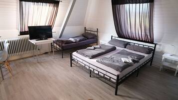 Basic-Vierbettzimmer | Badezimmer | Umweltfreundliche Kosmetikartikel, Haartrockner, HandtĂŒcher