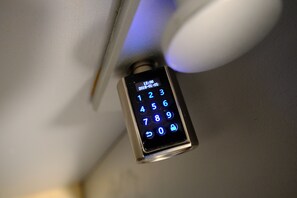 Uma fechadura eletrônica com teclado, instalada no teto.