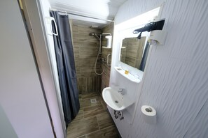 Chambre Simple, 1 lit une place | Salle de bain | Articles de toilette écologiques, sèche-cheveux, serviettes fournies