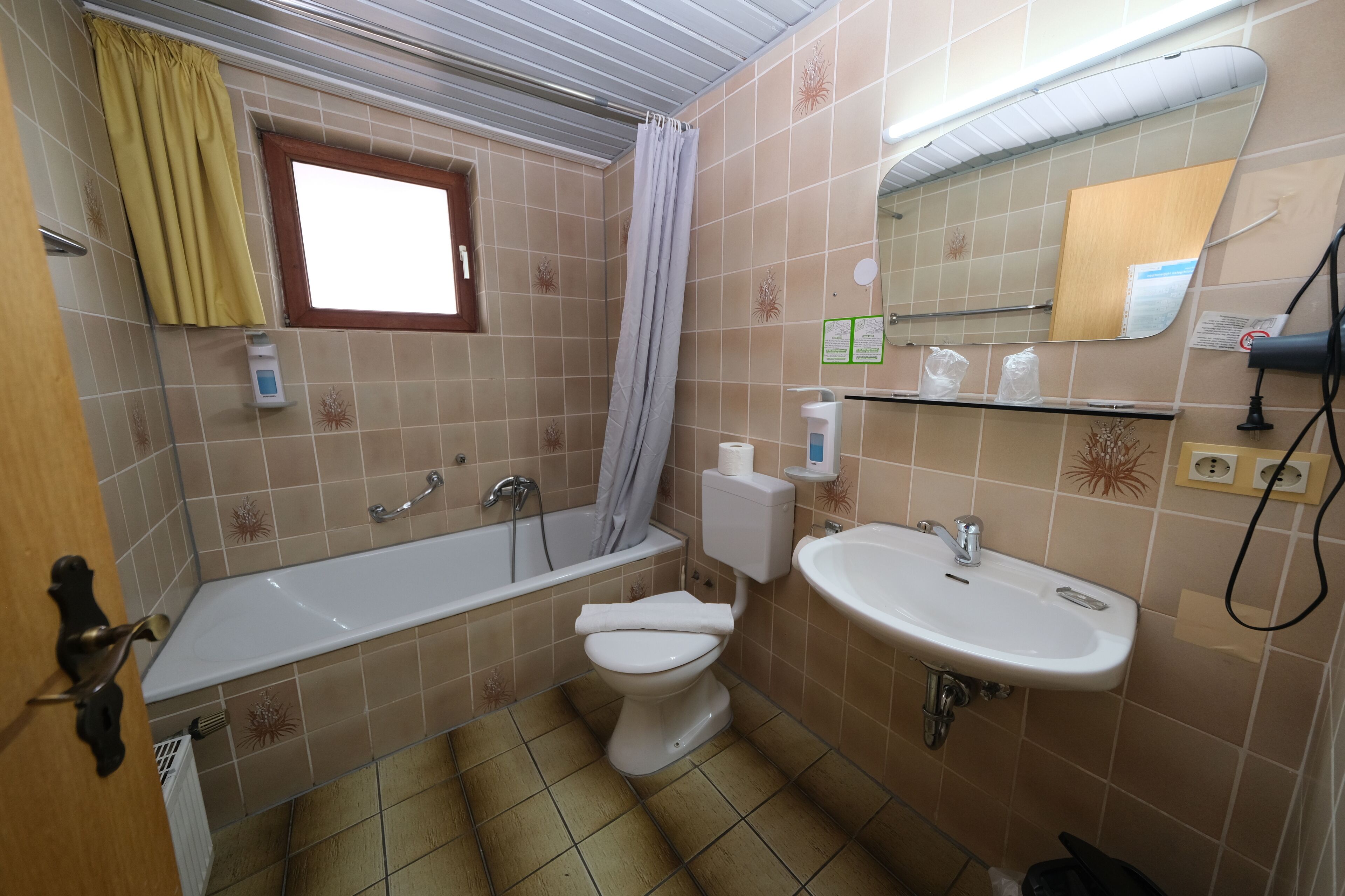 Ein Badezimmer mit Badewanne, Toilette und Waschbecken.