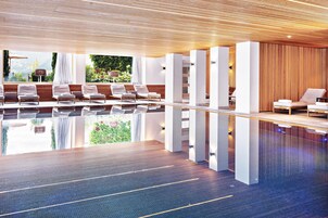 2 piscinas techadas, una piscina al aire libre de temporada, sombrillas