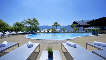 2 piscinas techadas, una piscina al aire libre de temporada, sombrillas