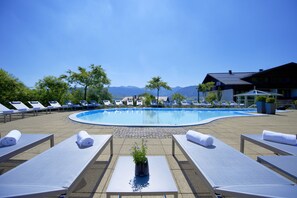 2 Innenpools, Außenpool (je nach Saison geöffnet), Sonnenschirme