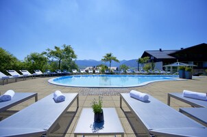 2 piscinas cubiertas, una piscina al aire libre de temporada, sombrillas