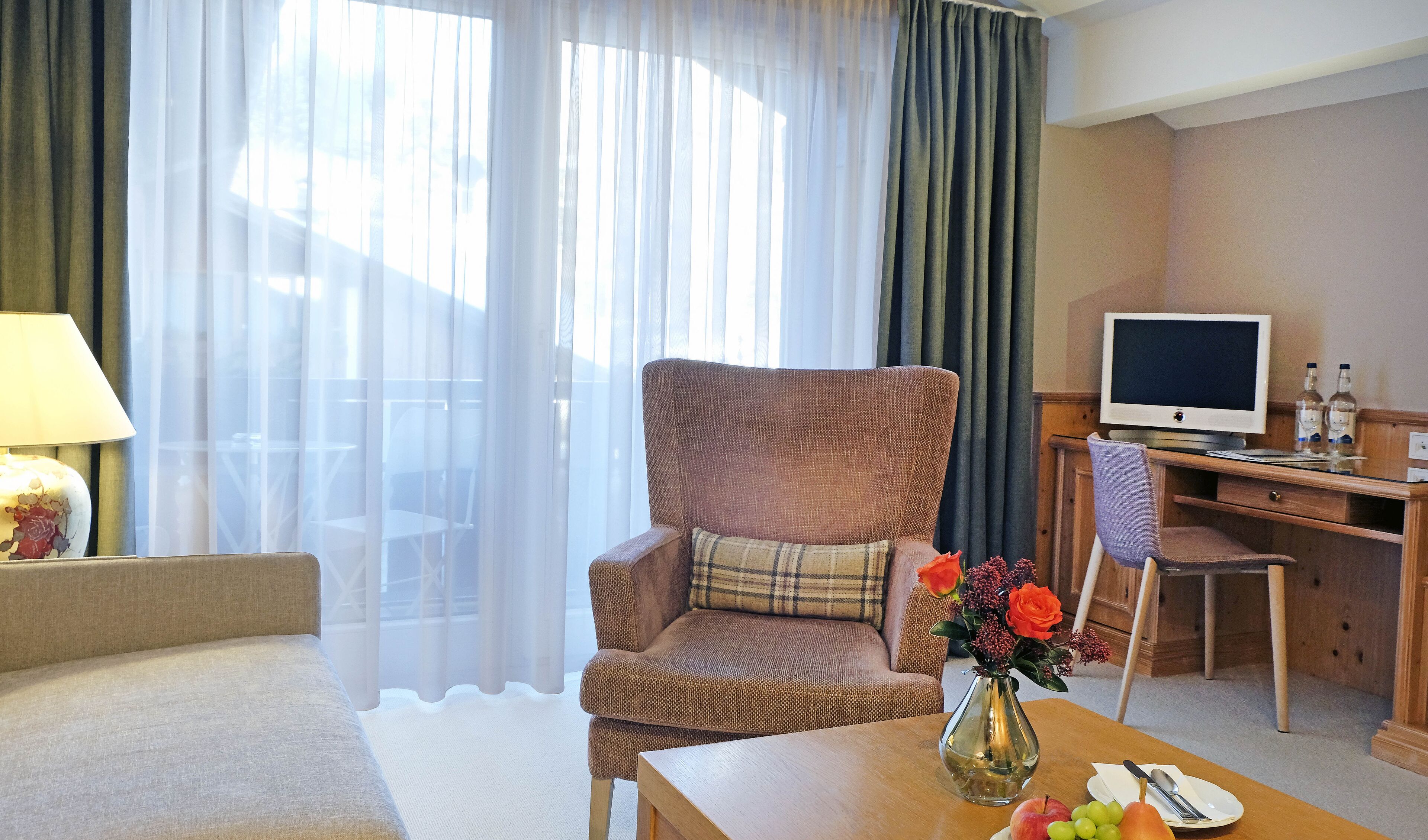 standard double room | living area | tv