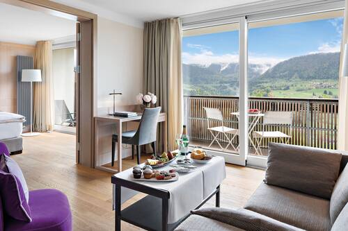 Junior-Suite, Balkon, Bergblick | Minibar, Zimmersafe, Schreibtisch, kostenloses WLAN