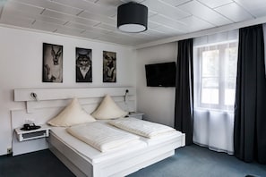 Habitación doble estándar, 1 cama King size | Decoración personalizada, muebles diferentes y cortinas blackout 