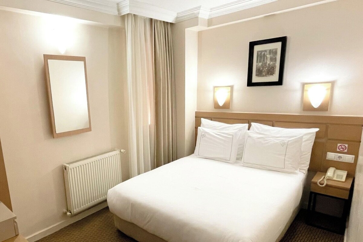Minibar, desk, free WiFi, bed sheets