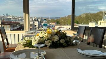 Se sirven desayunos, comidas, cenas y cocina turca