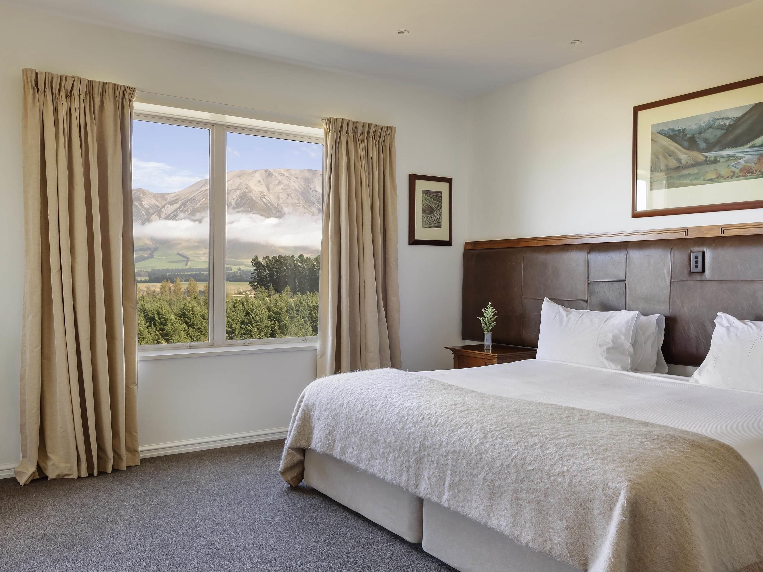 Premium bedding, minibar, individually furnished, iron/ironing board