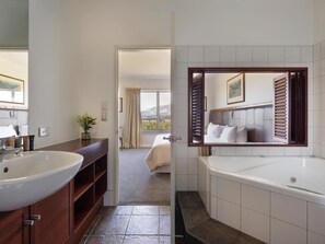 Premium bedding, minibar, individually furnished, iron/ironing board - Fable Terrace Downs Resort by Mgallery (Windwhistle)