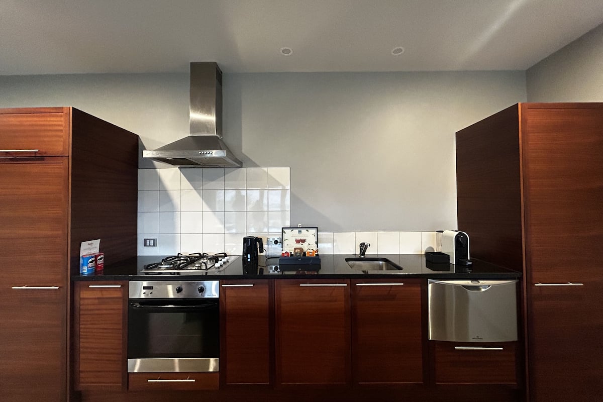 full-sized fridge, microwave, oven, stovetop