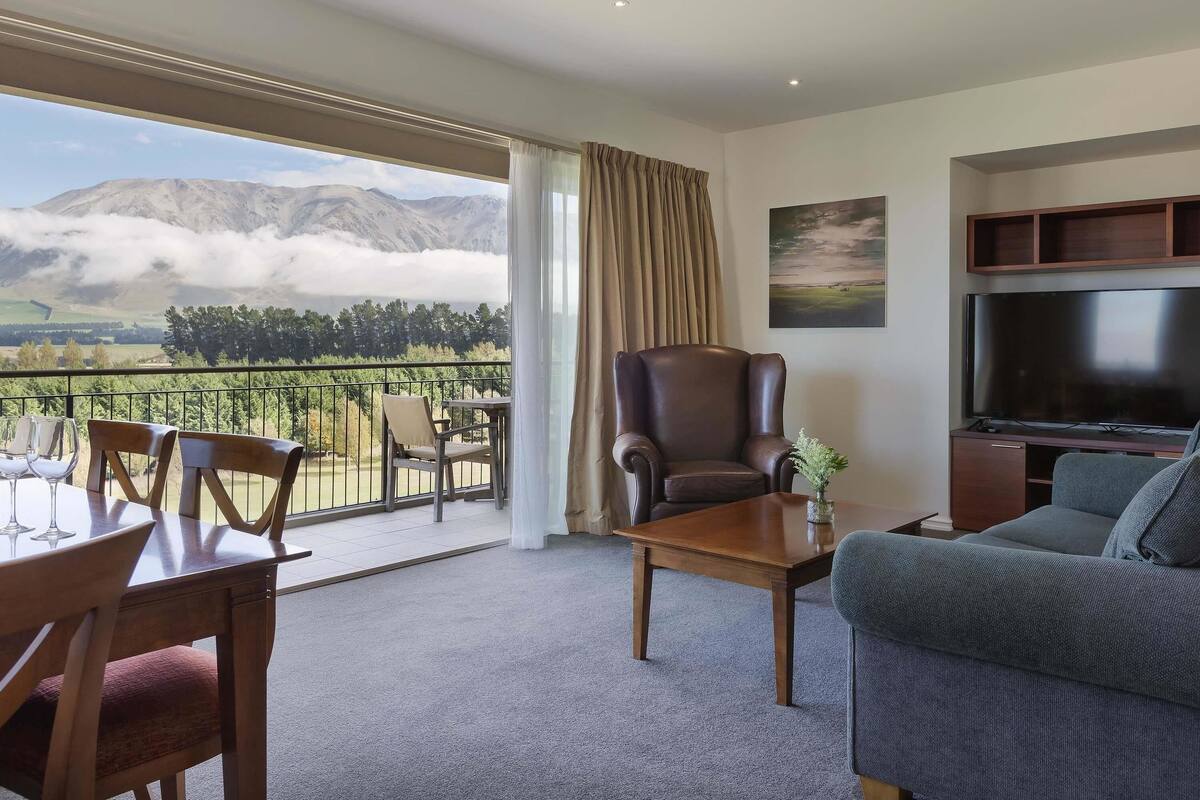 Premium bedding, minibar, individually furnished, iron/ironing board
