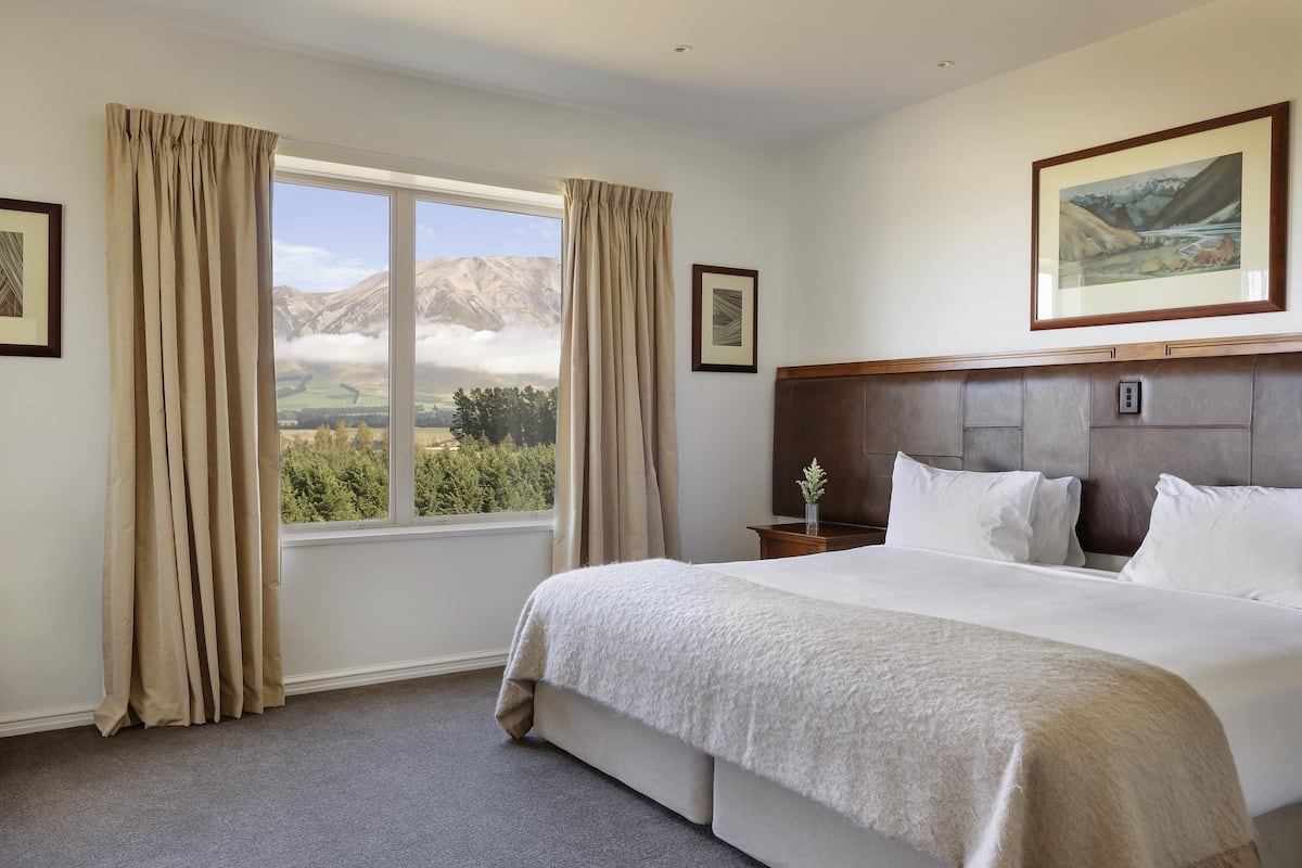 Premium bedding, minibar, individually furnished, iron/ironing board