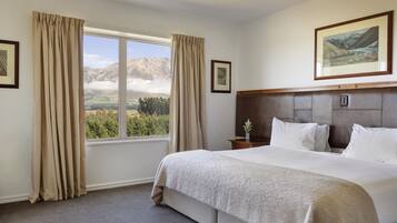 Premium bedding, minibar, individually furnished, iron/ironing board