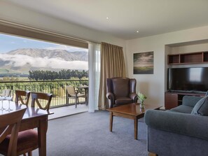 Ropa de cama de alta calidad, minibar y muebles diferentes 