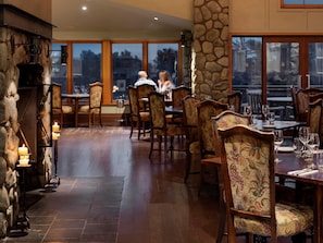 供應早餐、午餐和晚餐,農場到餐桌料理,高爾夫球場景觀