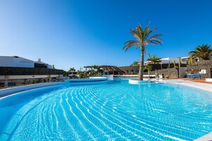 Una piscina al aire libre (de 11:00 a 17:00), sombrillas, tumbonas