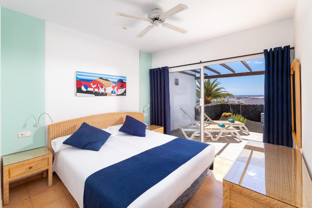 2 bedrooms, in-room safe, iron/ironing board, free WiFi