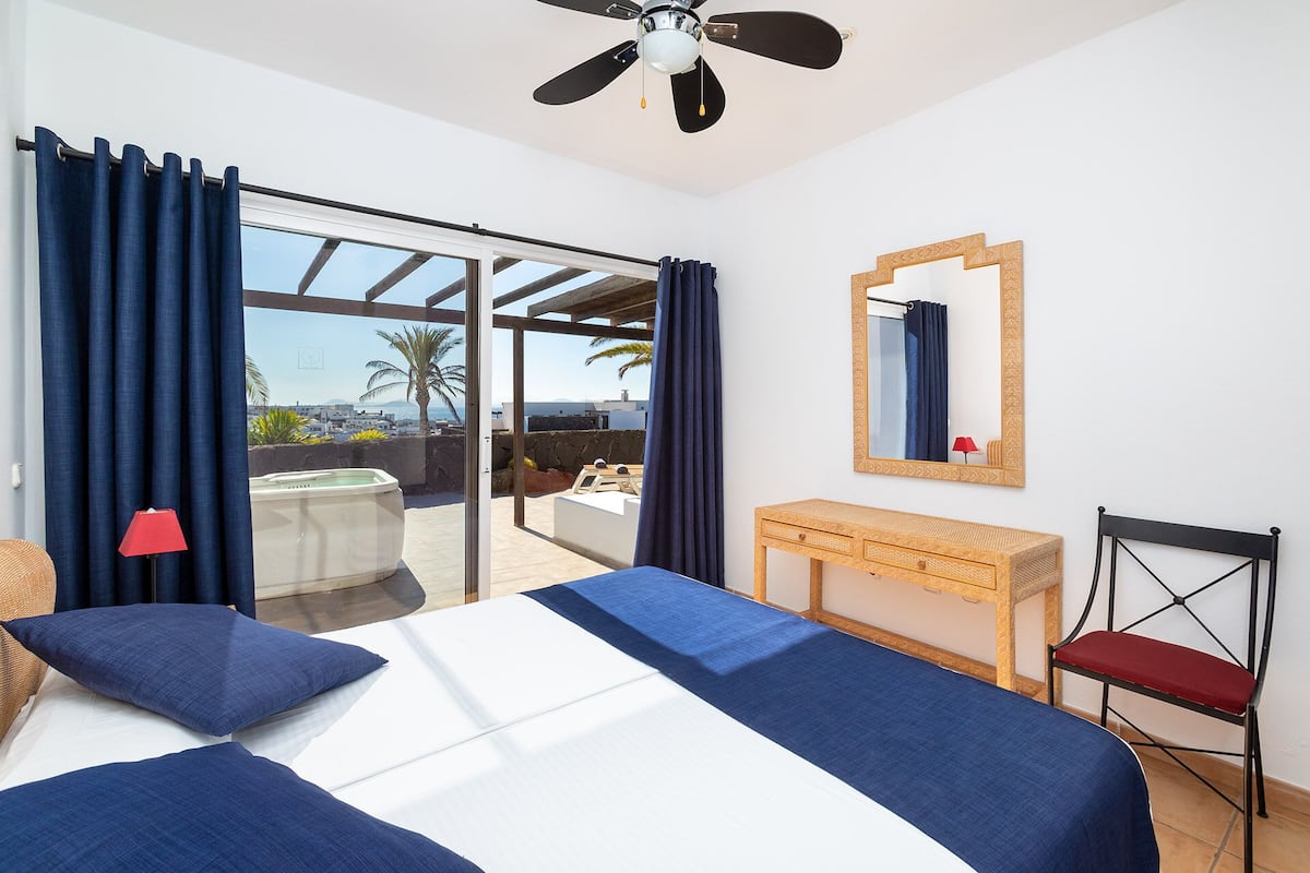 2 bedrooms, in-room safe, iron/ironing board (on request), WiFi (free)