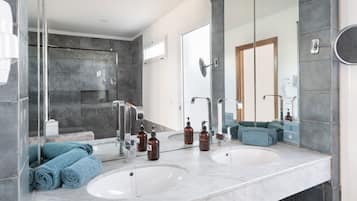 Shower, rainfall showerhead, free toiletries, hair dryer