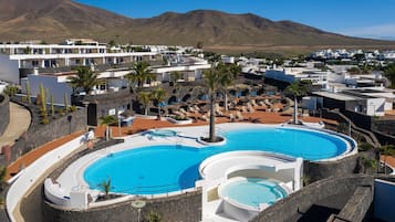 Utendørsbasseng, bassengparasoller og solsenger