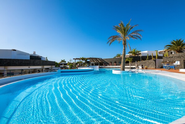 Utendørsbasseng, bassengparasoller og solsenger