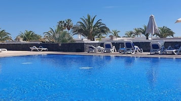 4 outdoor pools, open 10:00 AM to 6:00 PM, pool umbrellas, pool loungers