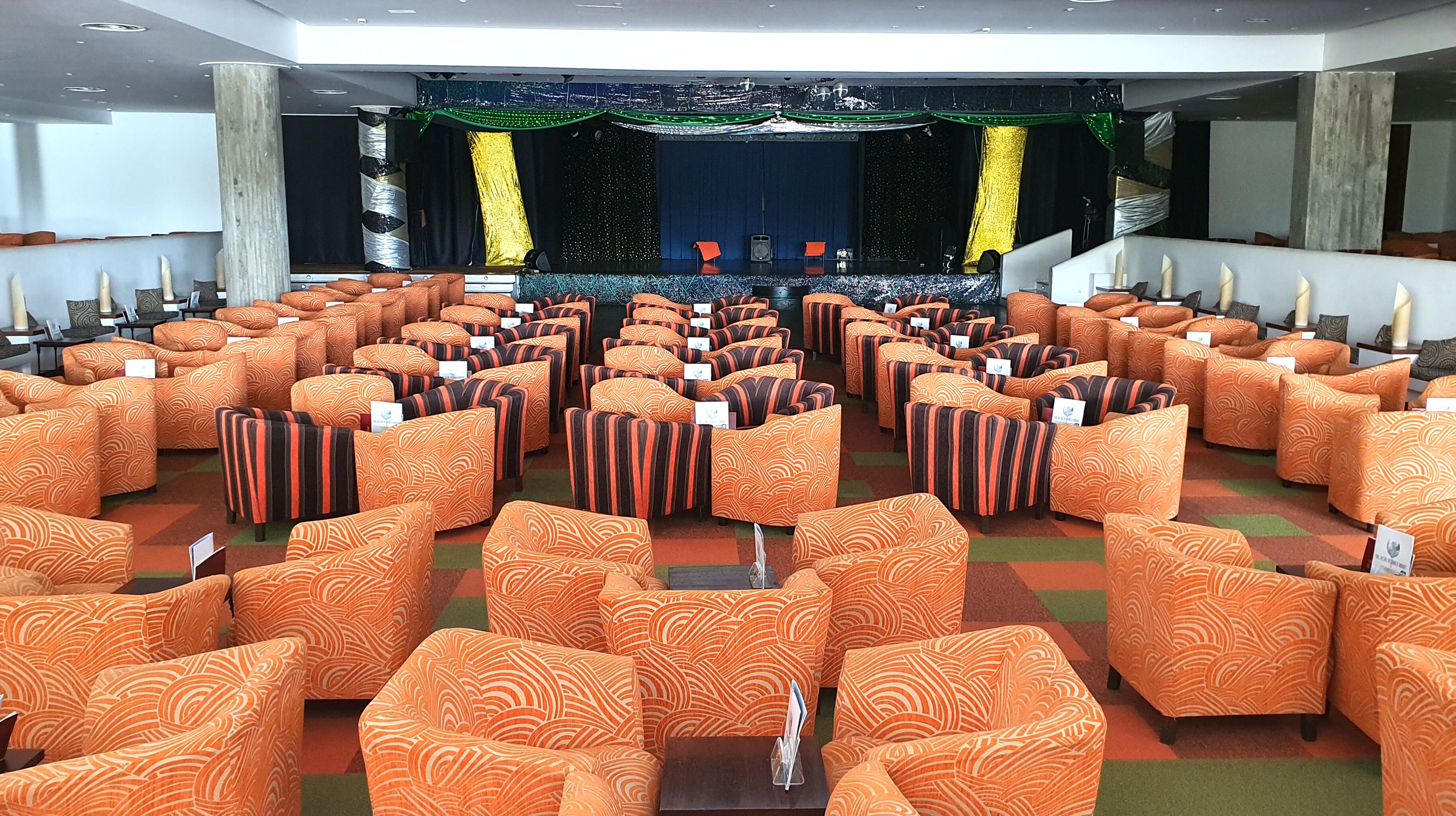 3 bars/lounges, piano bar