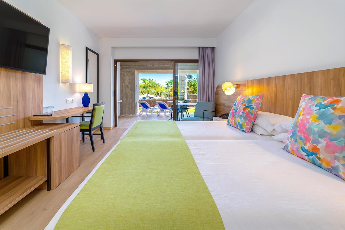 مكتب وستائر تعتيم وواي فاي مجانًا وملاءات أسرّة