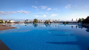 4 buitenzwembaden, parasols bij het zwembad en ligstoelen