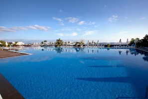 4 outdoor pools, open 10:00 AM to 6:00 PM, pool umbrellas, pool loungers