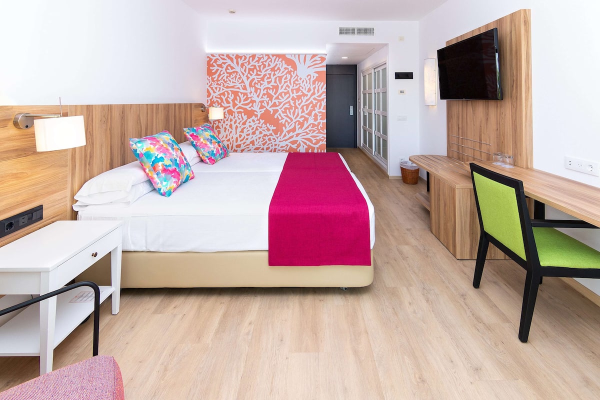 1 bedroom, desk, blackout curtains, free WiFi