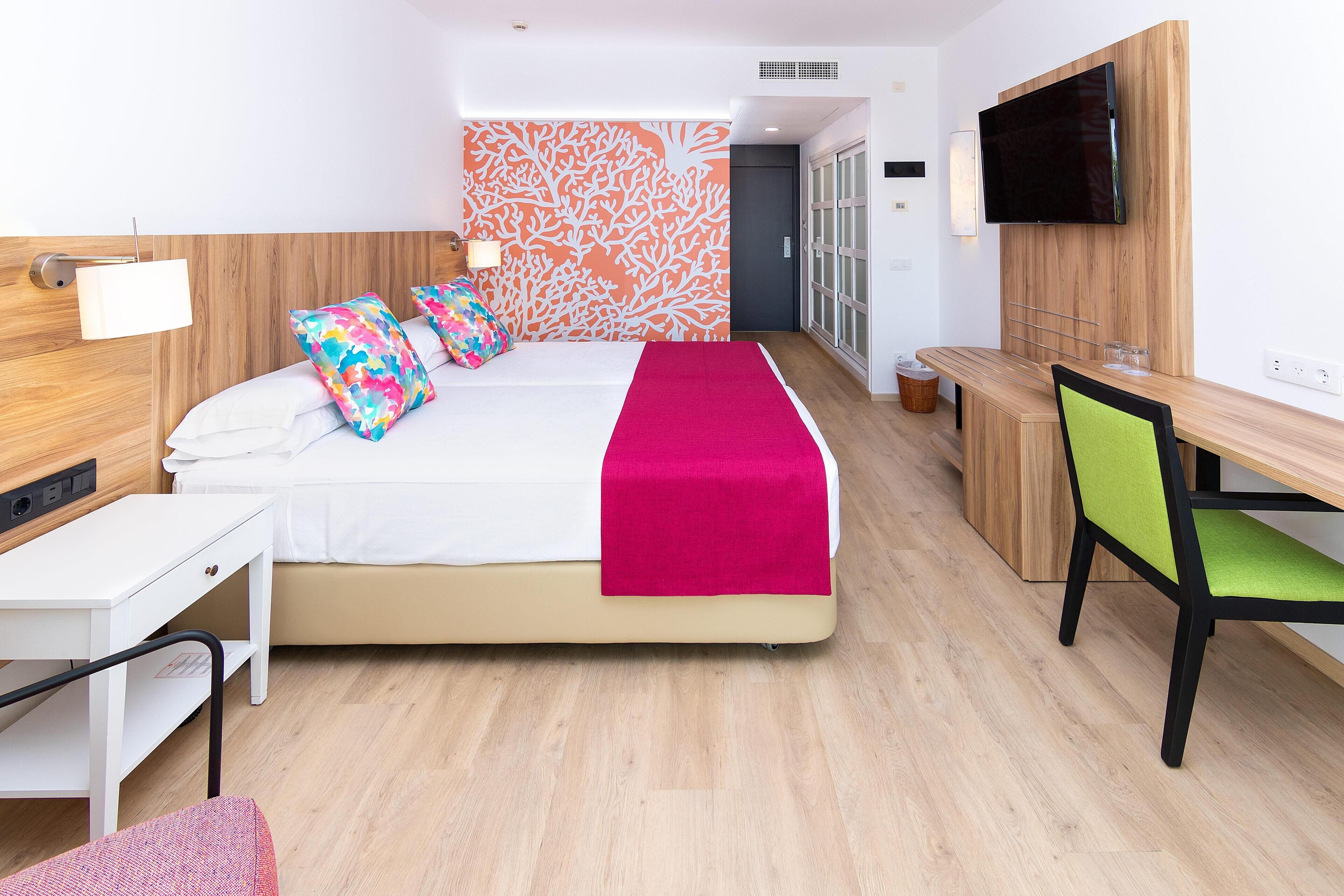 Una scrivania, tende oscuranti, Wi-Fi gratuito, lenzuola