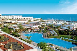 4 piscines extérieures, parasols de plage, chaises longues