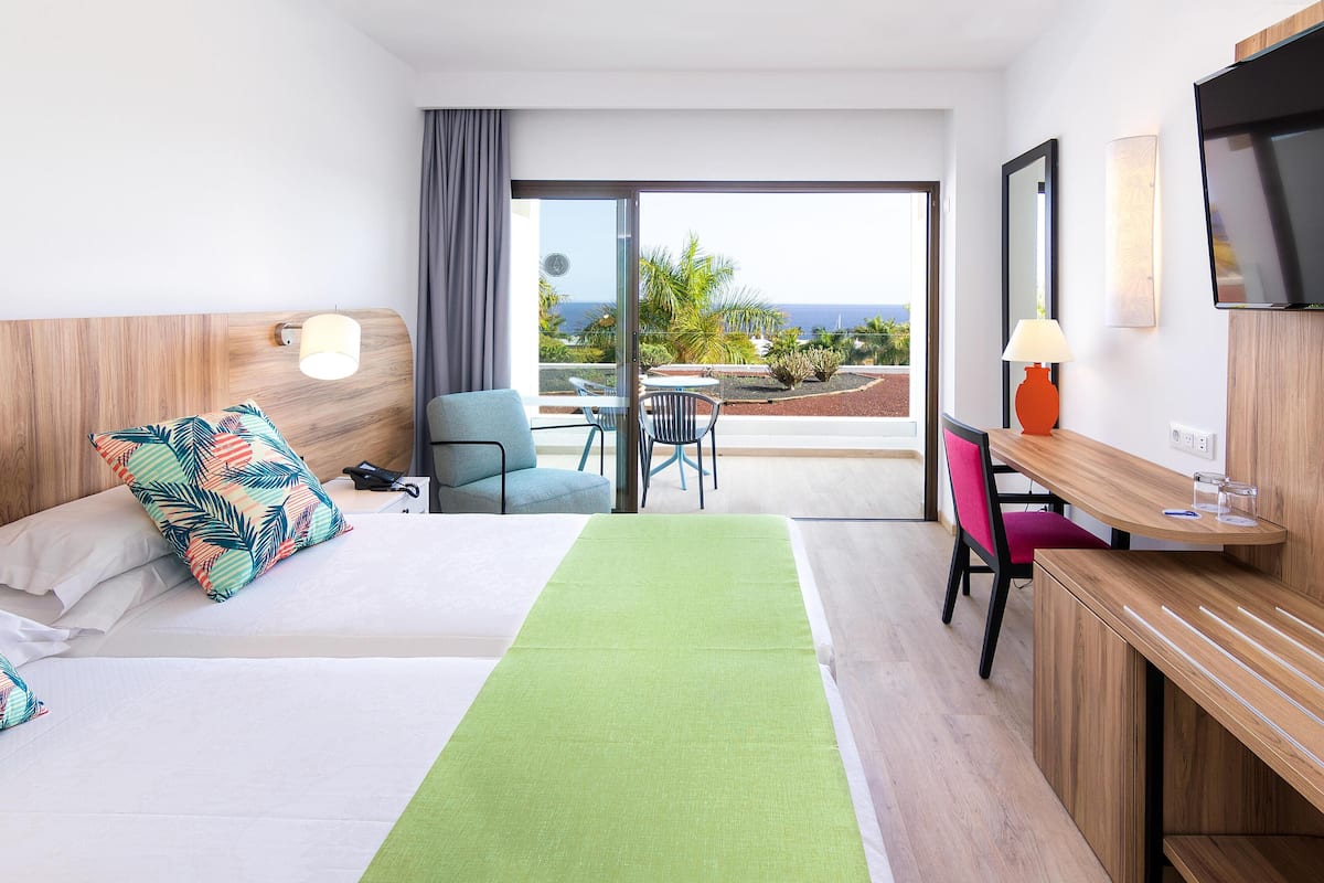 مكتب وستائر تعتيم وواي فاي مجانًا وملاءات أسرّة