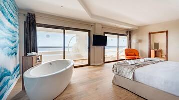 Een bureau, verduisterende gordijnen, gratis wifi, beddengoed