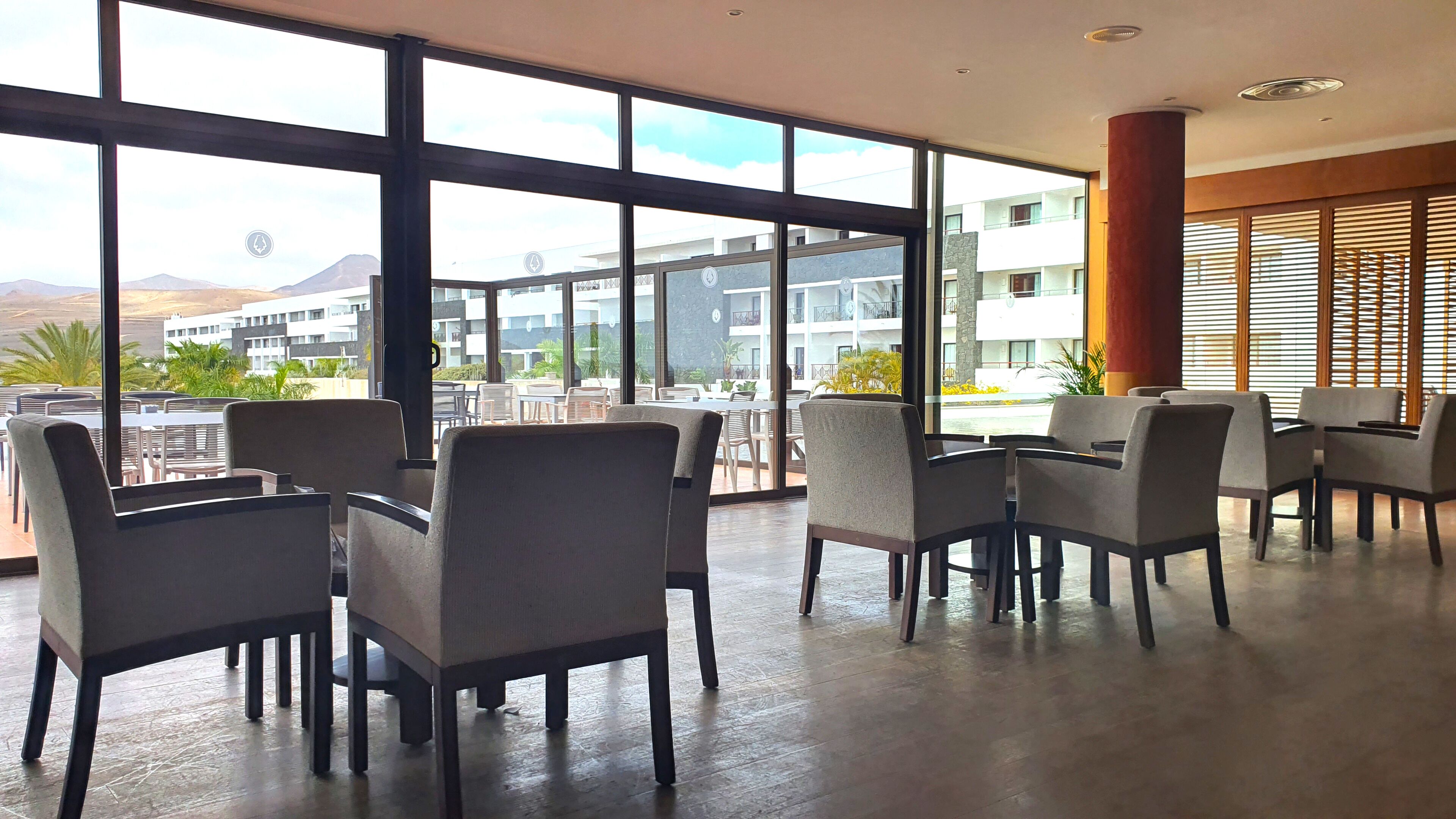 3 bars/lounges, piano bar