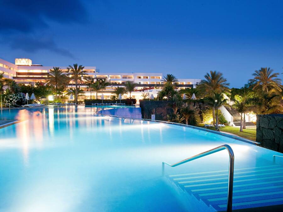 4 udendørs pools, åben fra kl. 10.00 til kl. 18.00, parasoller