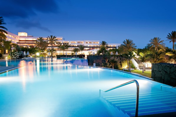 4 outdoor pools, open 10:00 AM to 6:00 PM, pool umbrellas, sun loungers