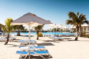 4 室外游泳池，10:00 至 18:00 开放，池畔遮阳伞，日光浴躺椅