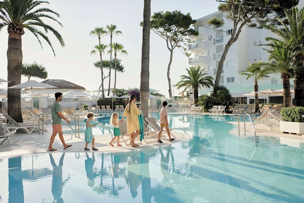 Piscina interna, piscina externa sazonal, guarda-sóis, espreguiçadeiras