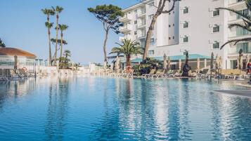 Een binnenzwembad, een seizoensgebonden buitenzwembad