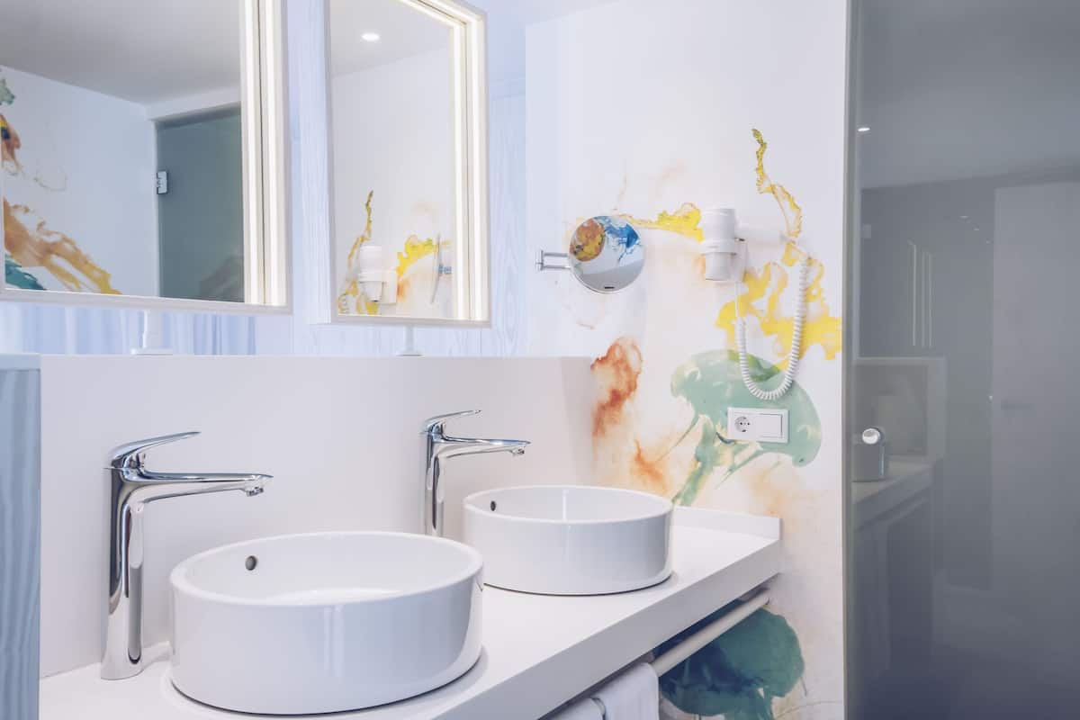 double room, balcony (star prestige) | bathroom | shower, eco-friendly toiletries, hair dryer, towels