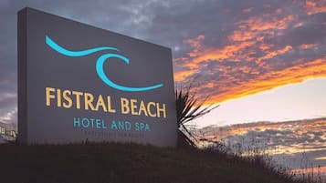 Señal del Fistral Beach Hotel and Spa que indica que es solo para adultos.