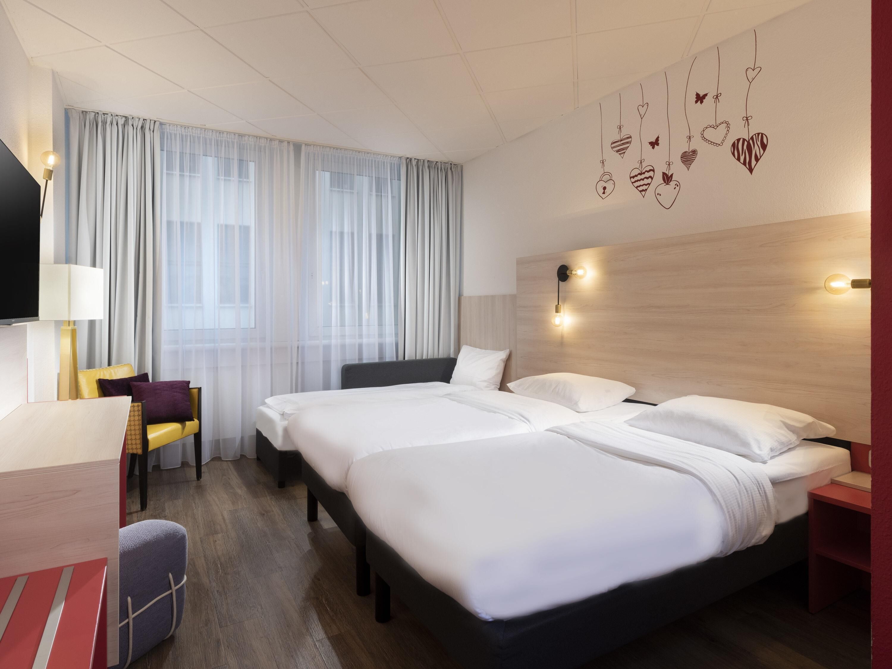 Chambre, 3 lits une place (Greet) | Literie hypoallergénique, rideaux occultants, chambres insonorisées